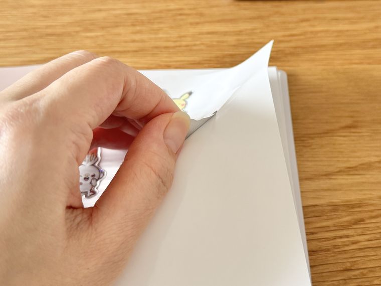 シール帳のシールを剥がしている様子