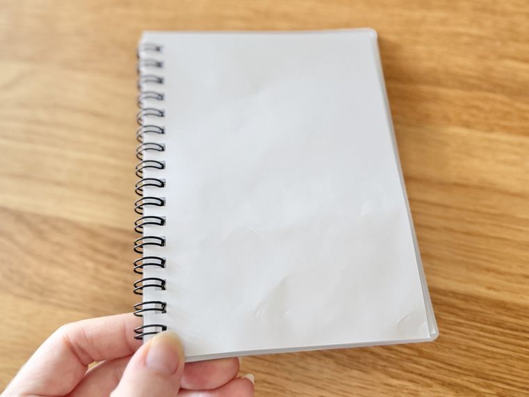 シールを貼って剥がしたシール帳