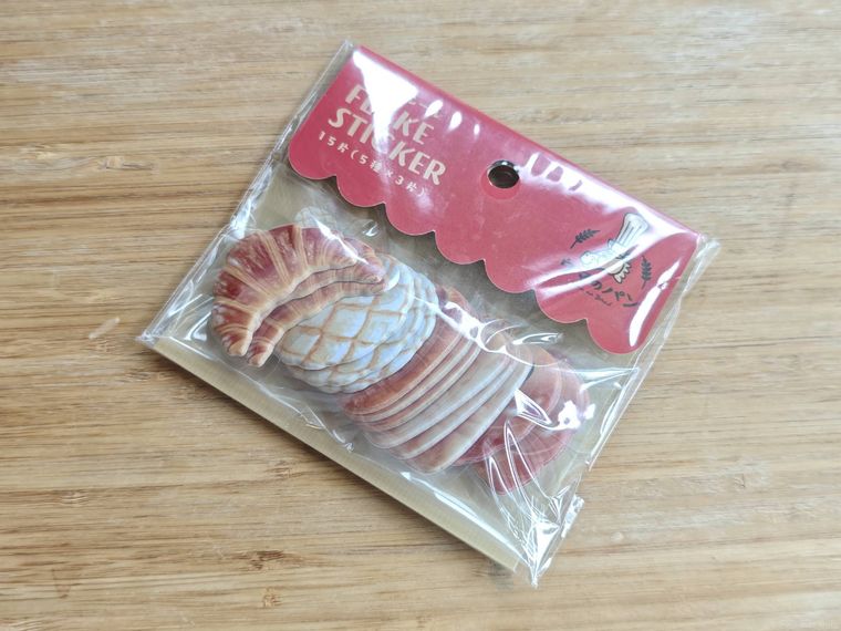 ウマのパン フレークシールが机の上に置いてある