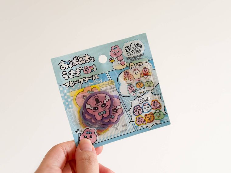 おぱんちゅうさぎ フレークシールを持っている様子