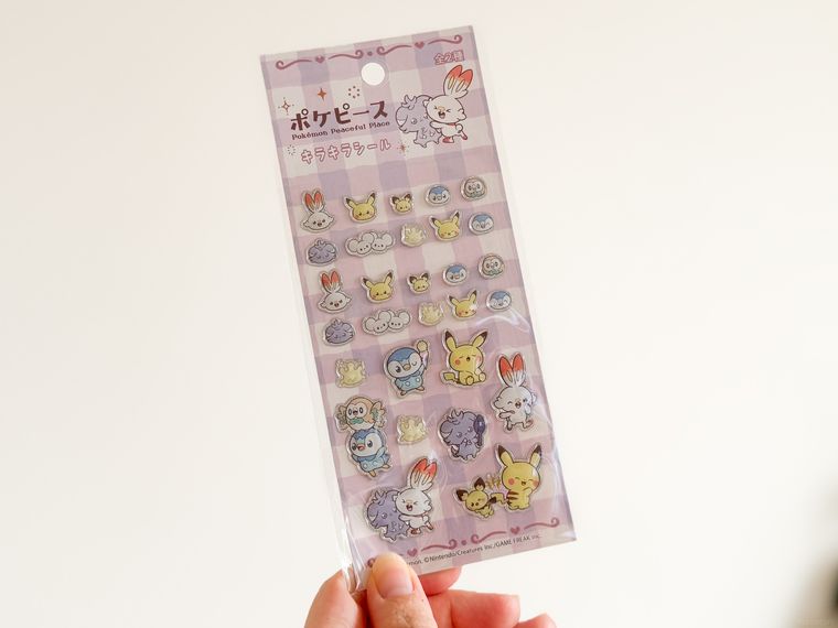 ポケピース キラキラシールを持っている様子