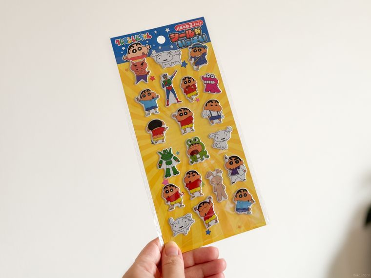 クレヨンしんちゃん シールがいっぱいを持っている様子