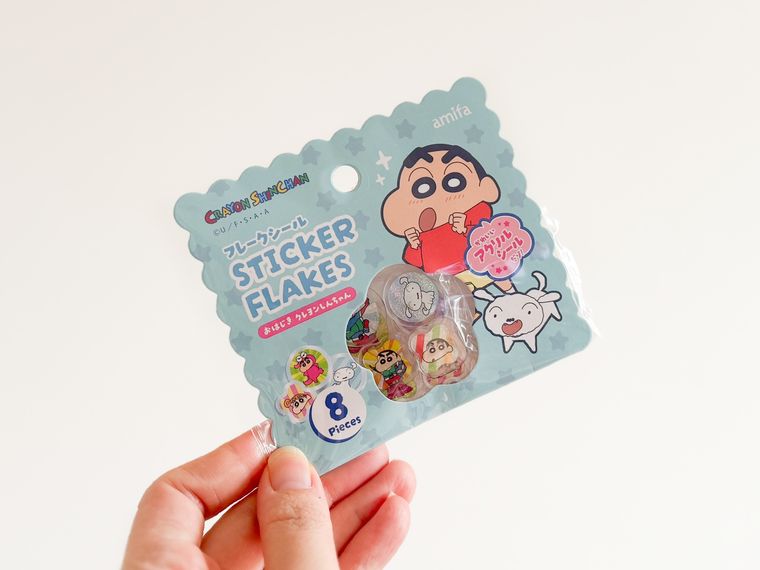 フレークシール 8P おはじき クレヨンしんちゃんを持っている様子