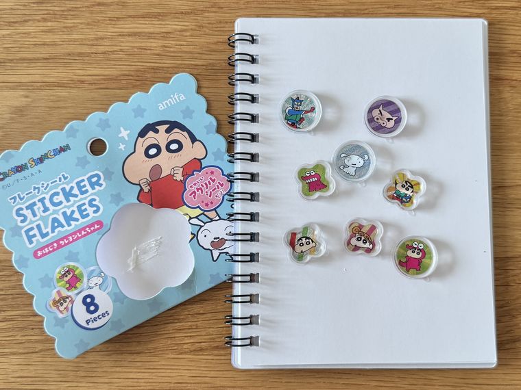 シール帳に並べたフレークシール 8P おはじき クレヨンしんちゃん