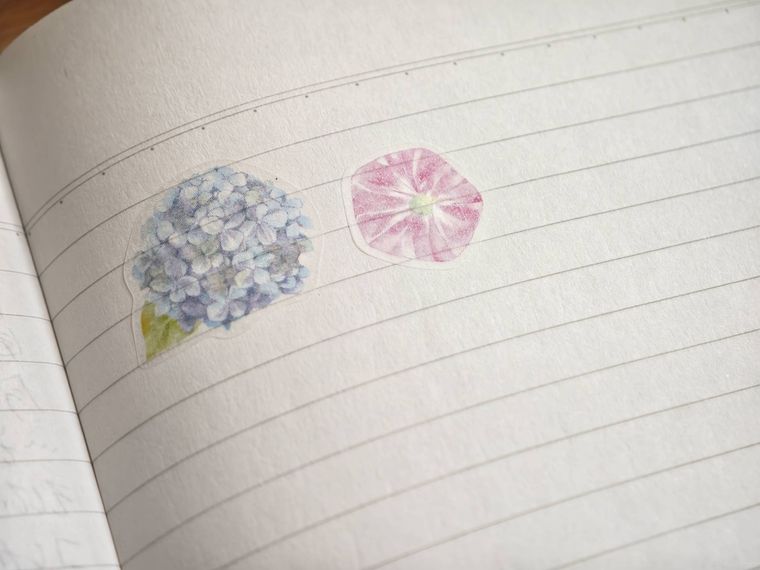 トレーシングダイカットシール 花柄様を貼っている様子