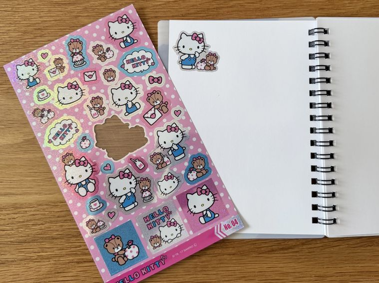 シール帳に貼ったサンリオキャラクターズ キラッとシール2