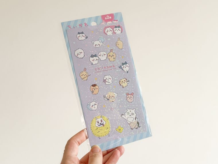 ちいかわキラキラシールを持っている様子