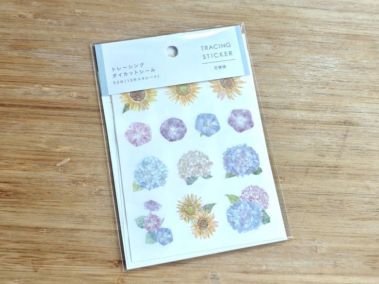 トレーシングダイカットシール 花柄様が机の上に置いてある