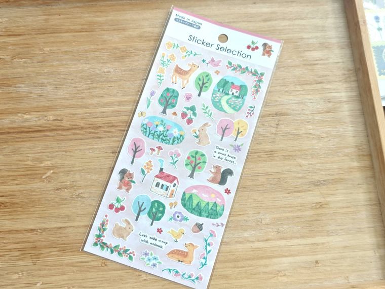 デザインシール Pleasant Forestが机の上に置いてある