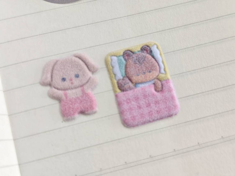 ふわふわぷっくりシール エンボス どうぶつを貼っている様子