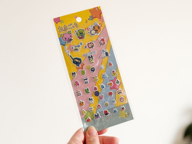 たまごっち プチプチシール2を持っている様子