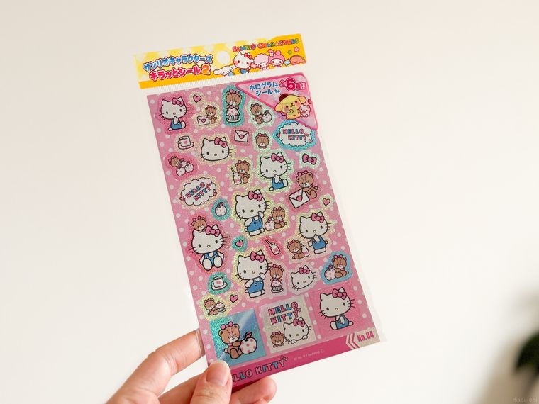 サンリオキャラクターズ キラッとシール2を持っている様子