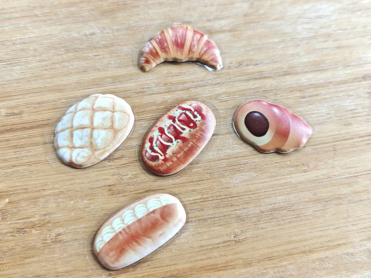 ウマのパン フレークシールが机の上に置いてある