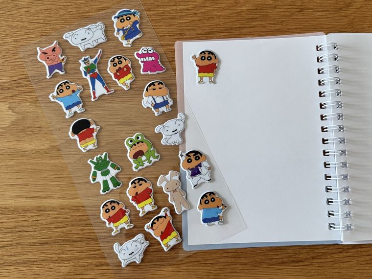シール帳にはったクレヨンしんちゃん シールがいっぱい