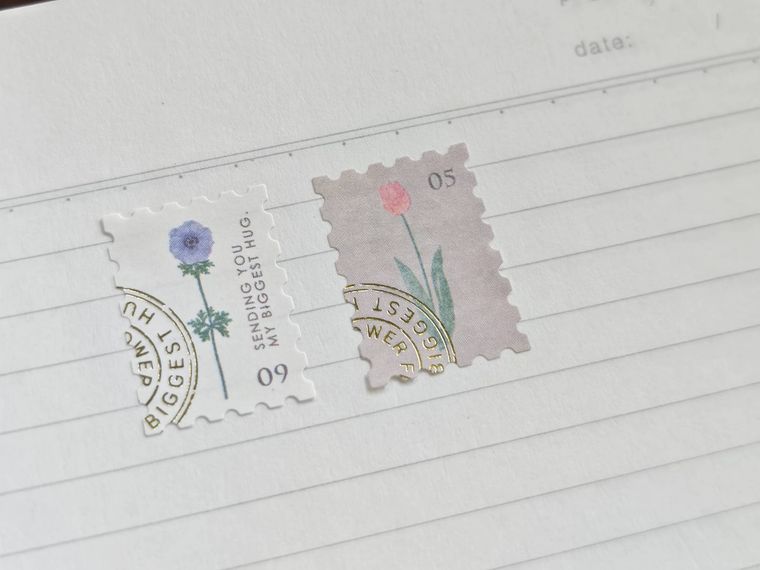 ダイカットシール 一輪の花 切手風を貼っている様子