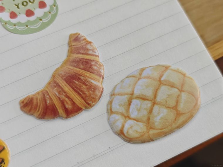 ウマのパン フレークシールを貼っている様子