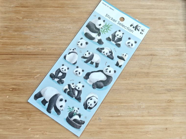 デザインシール ぱんだが机の上に置いてある
