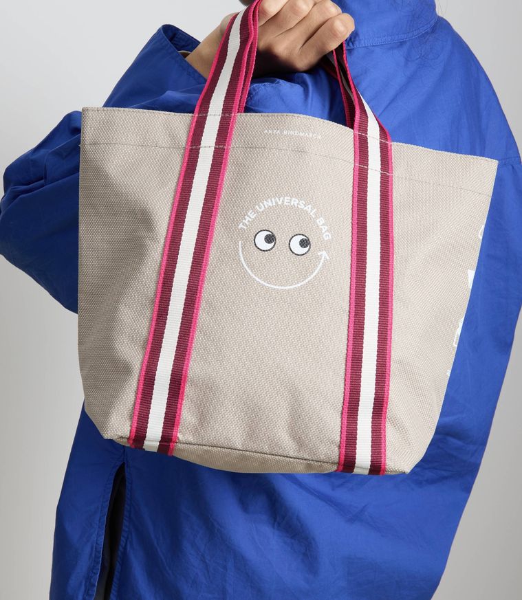 アニヤ・ハインドマーチ成城石井 ユニバーサルバッグ ミニを持っている様子