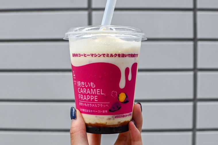 フラッペを持っているところ