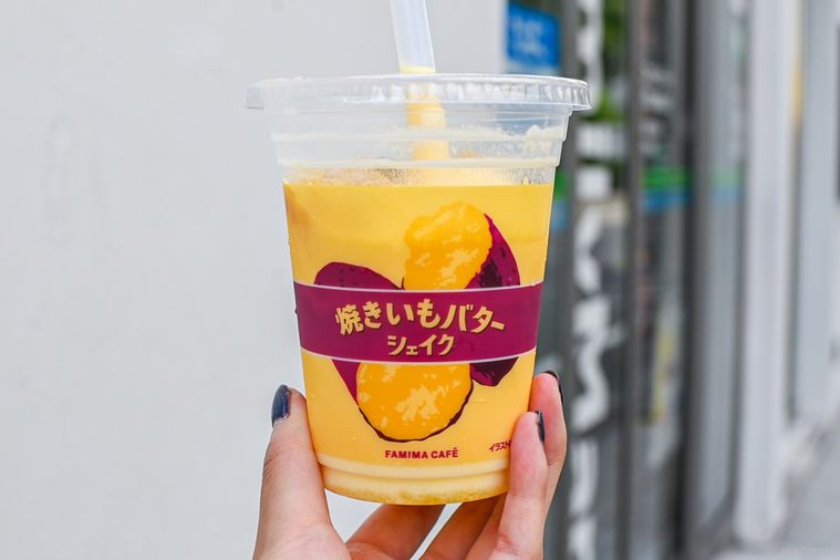 フラッペを持っているところ