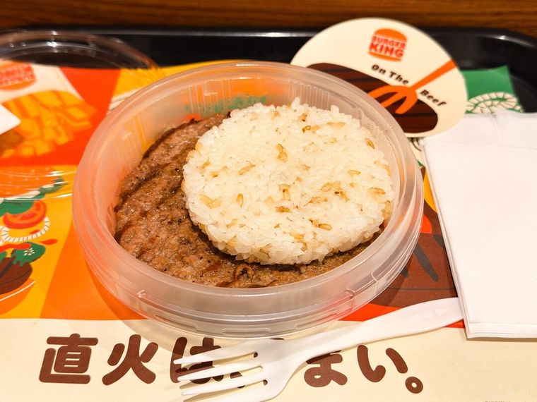 バーガーキングライス オン ザ ビーフののふたを開けた様子