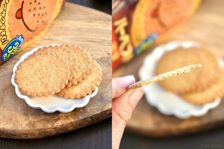 木のカッティングボードと白い皿にのった薄焼きビスケット