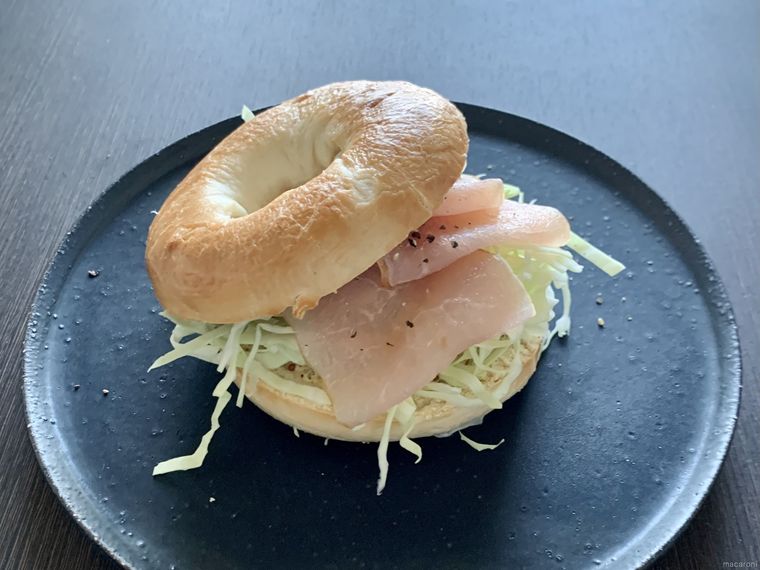 業務スーパープレーンベーグルで作った生ハムのベーグルサンド