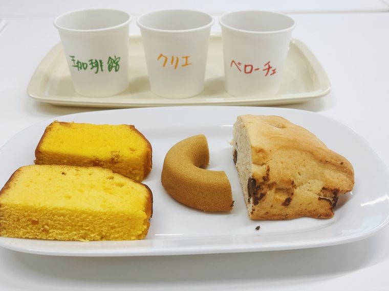 カップに入ったコーヒーと器に盛られた焼き菓子