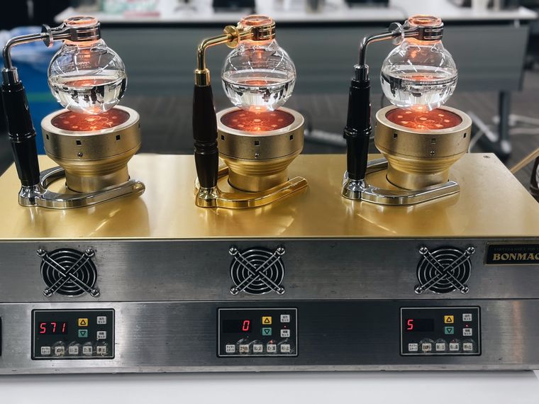 3つ並んだサイフォン機器