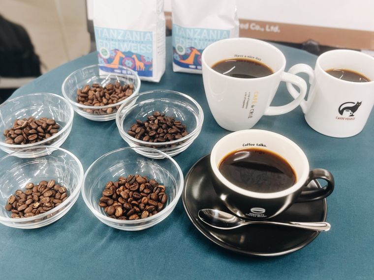 コーヒー豆とカップに入ったコーヒー