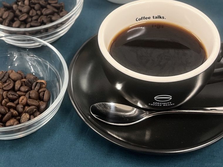 コーヒー豆とカップに入ったコーヒー