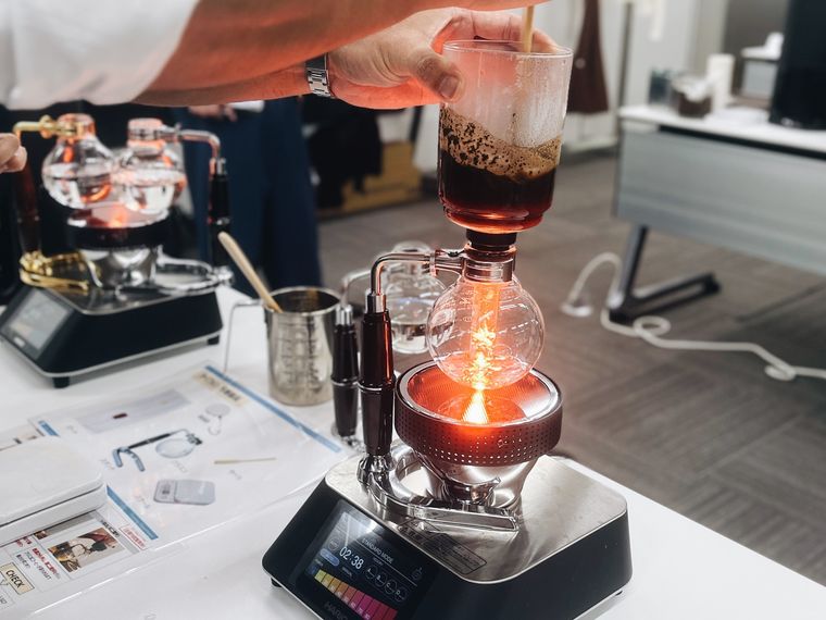 サイフォンでコーヒーを抽出する様子