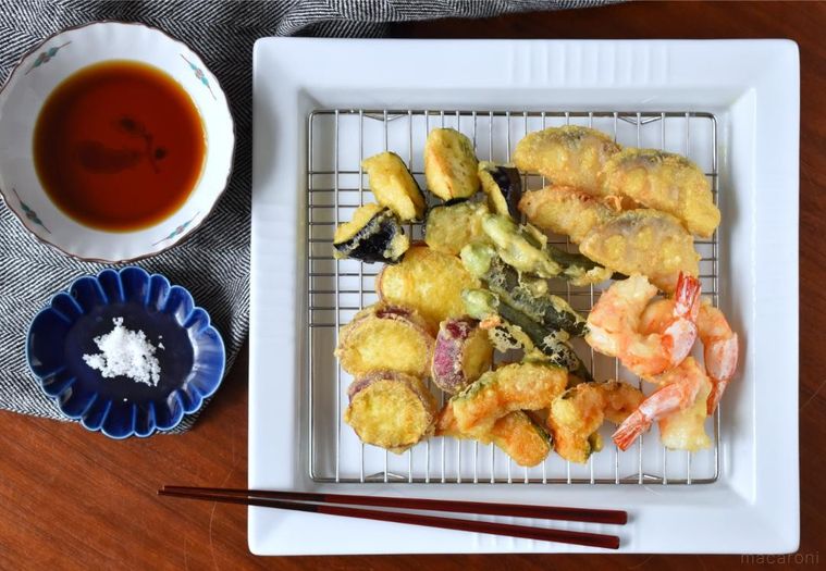 器に盛った天ぷら、てんつゆ、塩