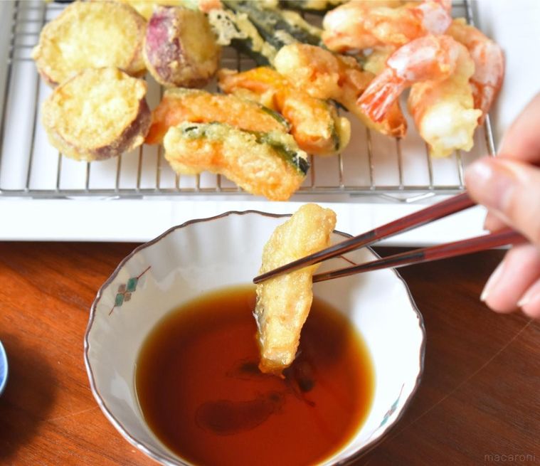 天つゆにつけたかぼちゃの天ぷら