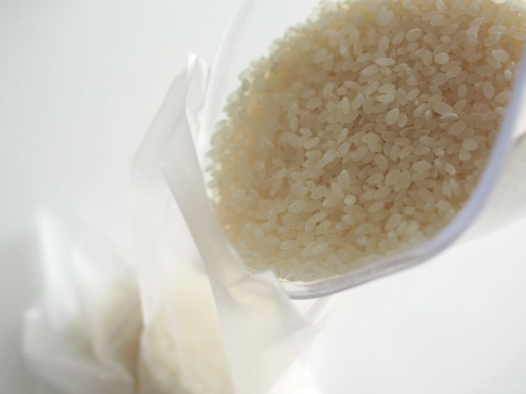 手袋にお米を入れているところ