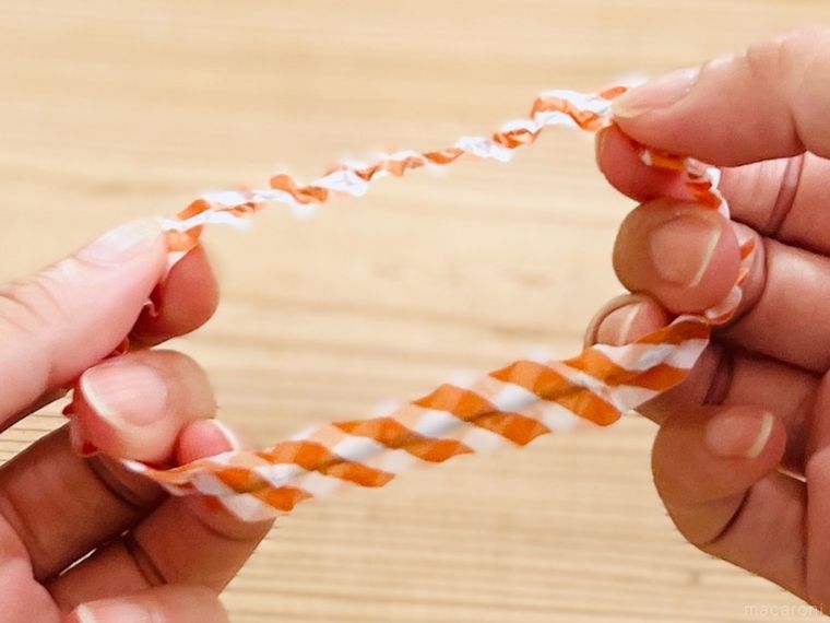 マスキングテープで作ったシュシュを引っ張っている様子