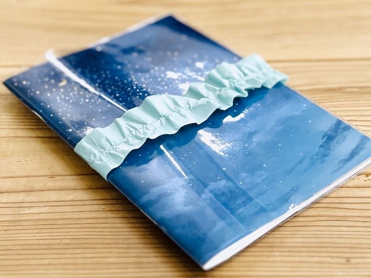 マスキングテープで作ったシュシュを手帳にかけた様子