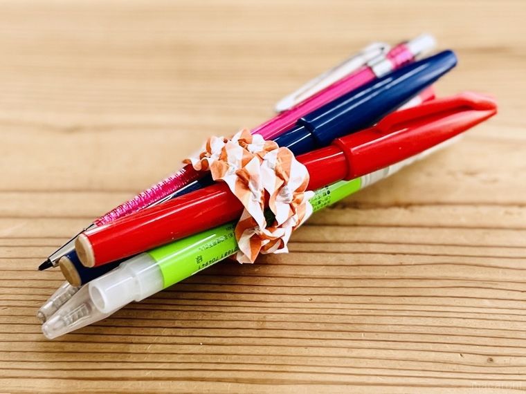マスキングテープで作ったシュシュで筆記用具を束ねた様子