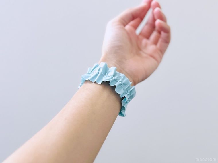 マスキングテープで作ったシュシュを手首にはめた様子