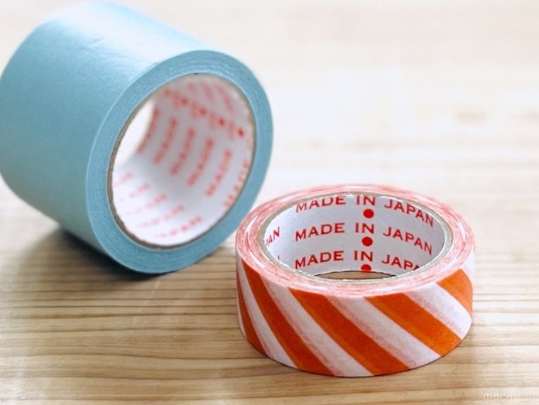 水色のマスキングテープとオレンジ白のマスキングテープ