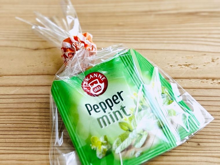 ペパーミントティーを透明の袋でラッピングした様子