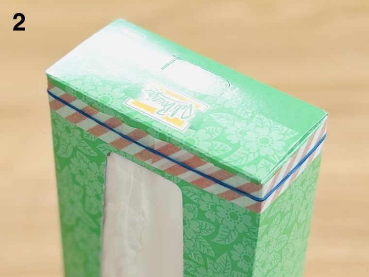 箱ティッシュに巻き付けたマスキングテープに輪ゴムをかけた様子