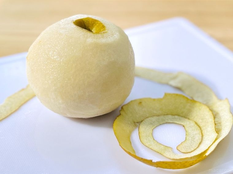 ピーラーで梨の皮をむいた様子