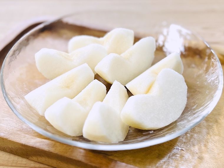 カットした梨がガラスの器に盛られている様子