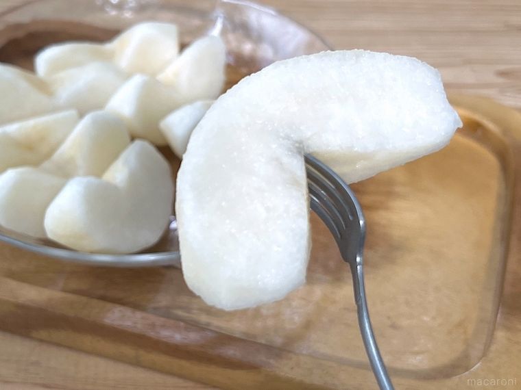 梨をフォークで持ち上げている様子