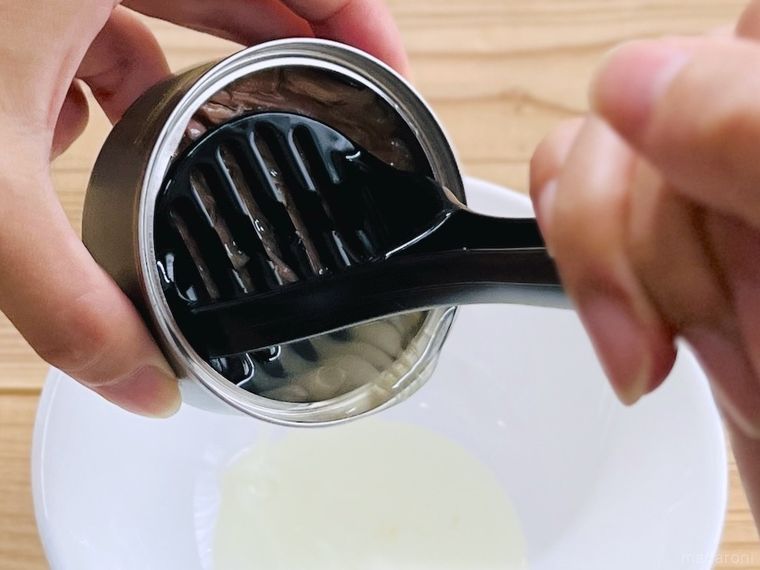 ダイソーのナイロンミニマッシャーでツナ缶の油を切っている様子