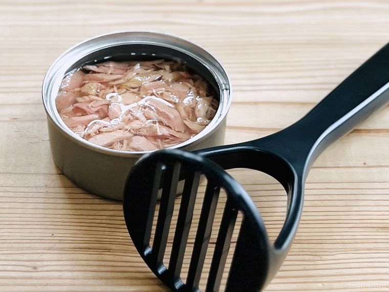 ツナ缶とダイソーのナイロンミニマッシャー