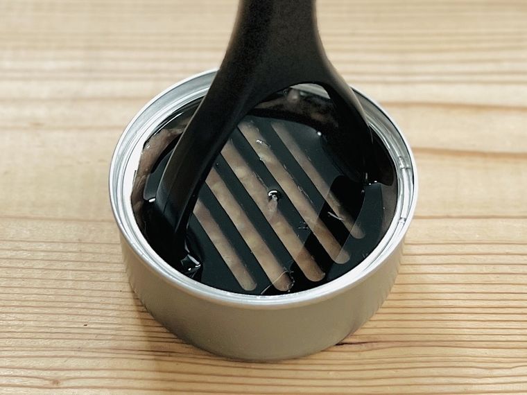 ダイソーのナイロンミニマッシャーでツナ缶の油を切っている様子