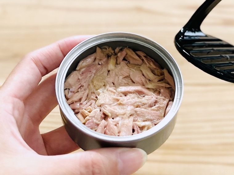 ダイソーのナイロンミニマッシャーでツナ缶の油を切った様子