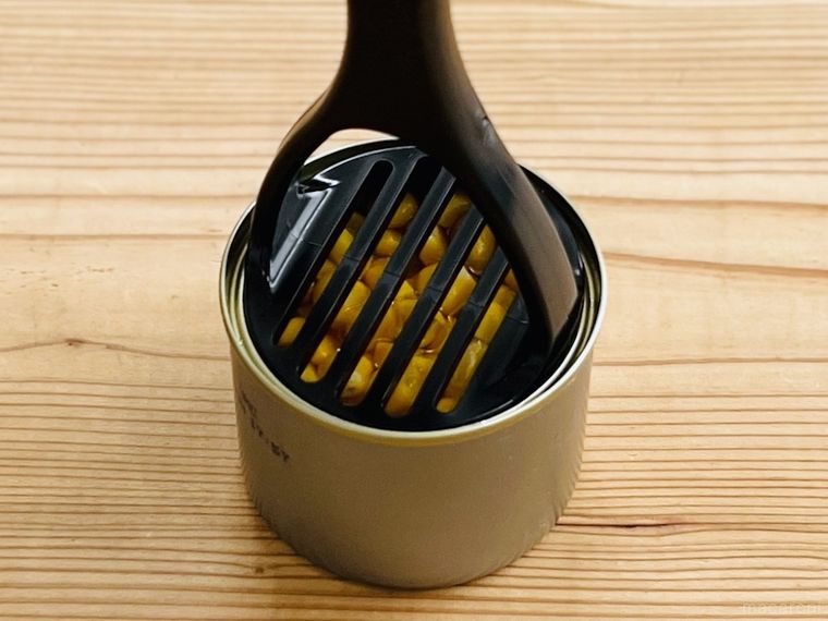 ダイソーのナイロンミニマッシャーをコーン缶の口に当てた様子